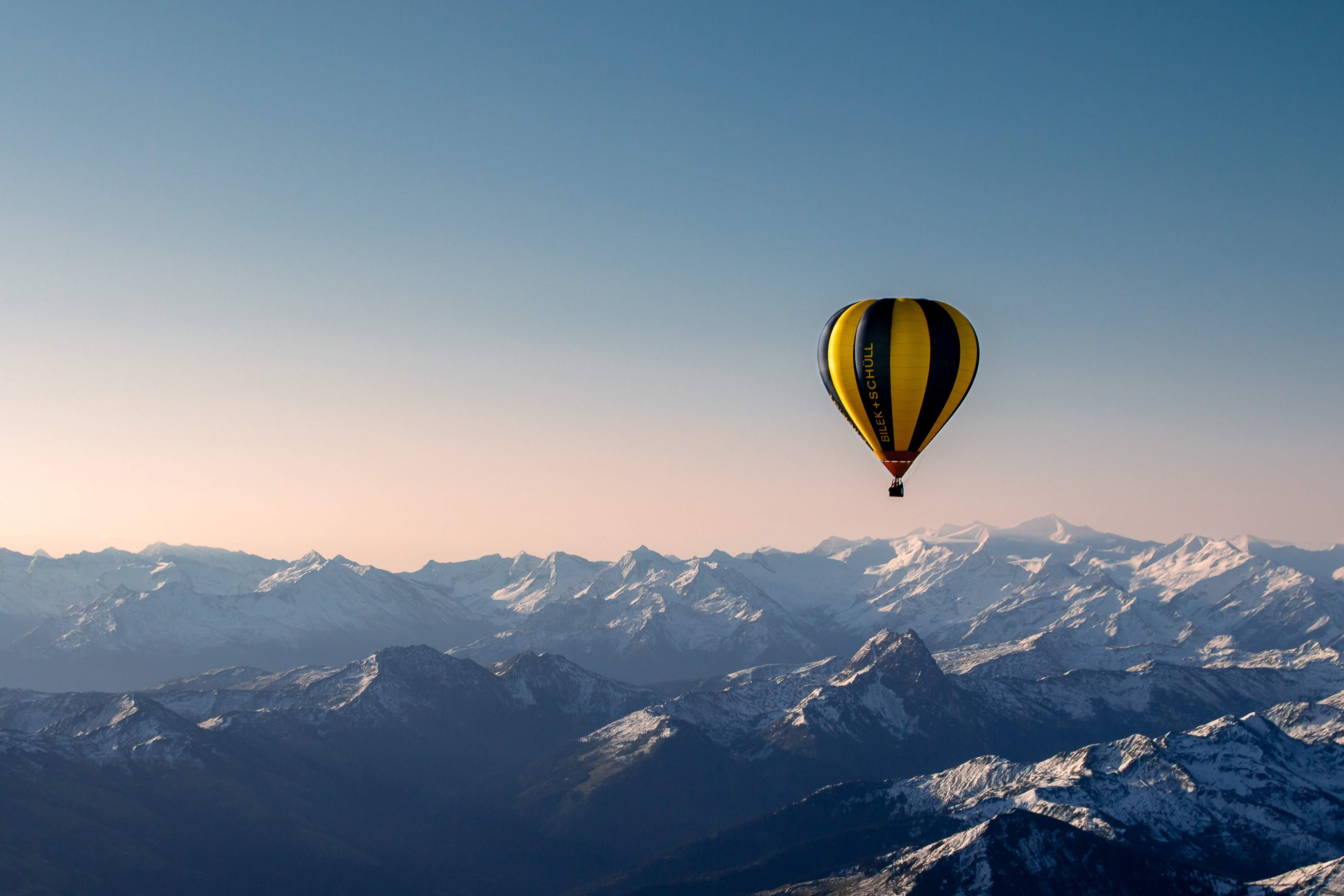 W+W Medienwerk - Luftballon über Gebirge